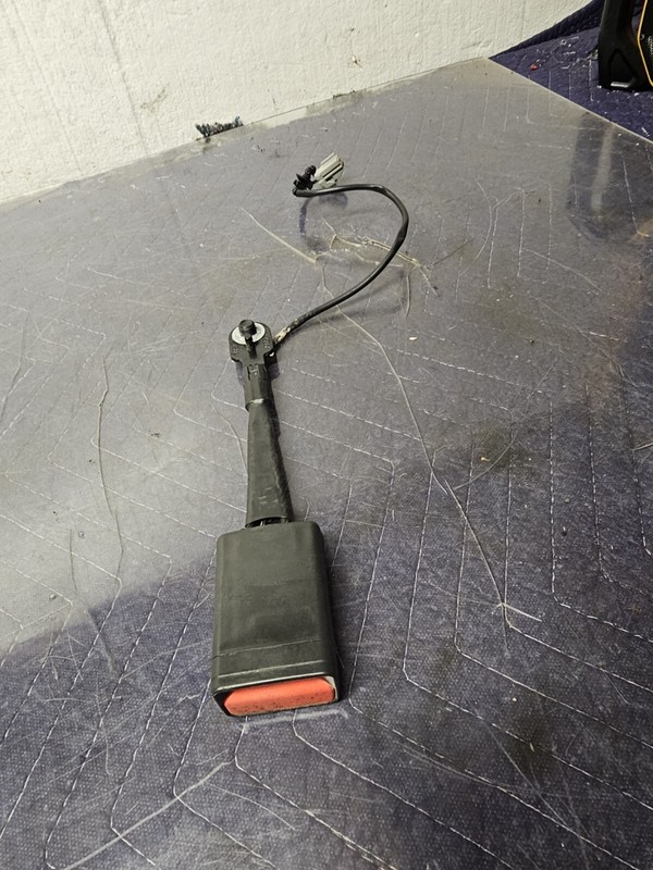 GMC CANYON CHEVY COLORADO FRONT SeatBuckle Seatbelt Driver OEM 15-22