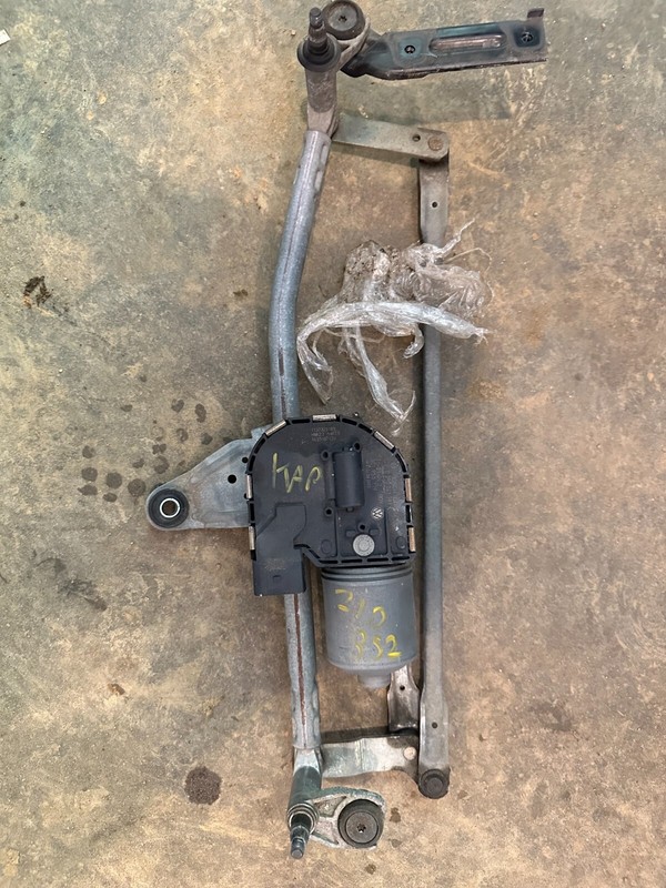 06-10 PASSAT OEM FRONT WIPER MOTOR TRANSMISSION SCISSOR ASSEMBLY