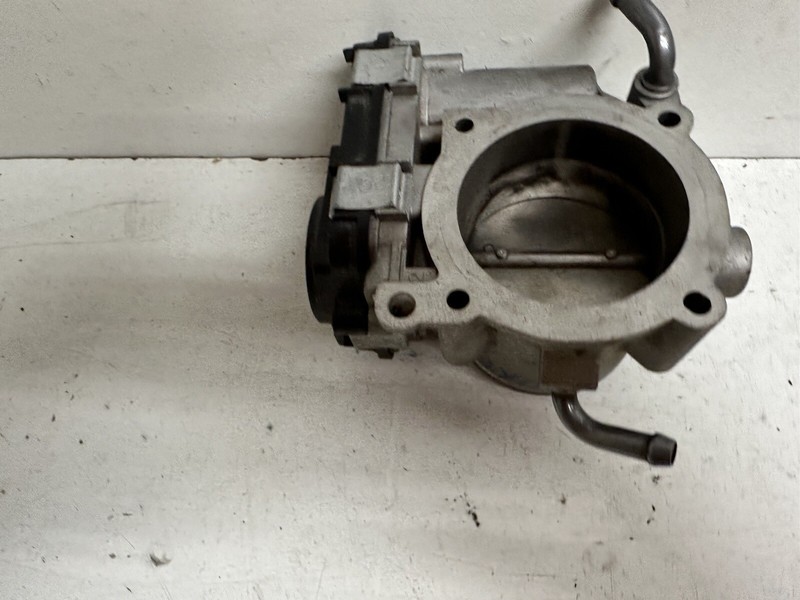 2005 Volkswagen Jetta 2.5L Throttle Body Gas Intake Body