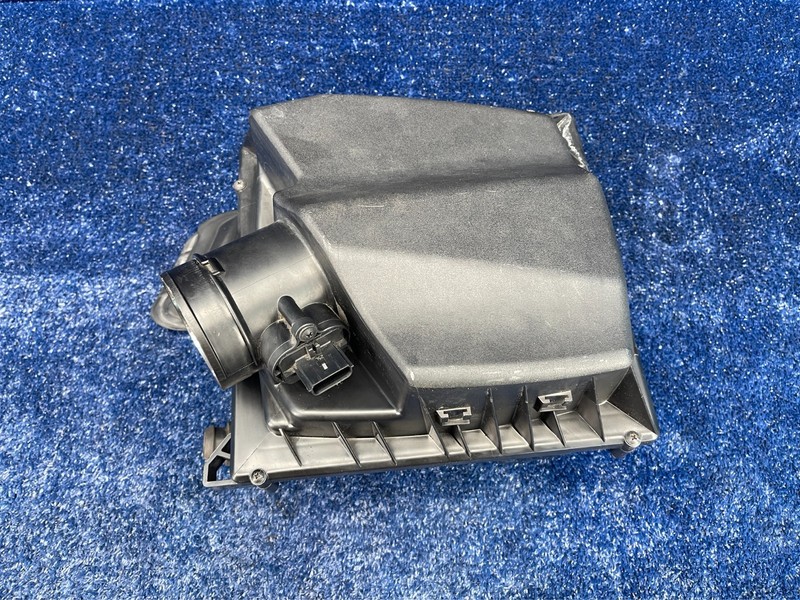 2016–2019 BUICK CASCADA Air Filter Box Air Cleaner Housing OEM 13256899