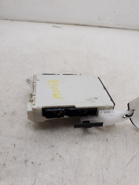 16 17 18 TOYOTA PRIUS TWO-ECO CABIN FUSE BOX 82730-47530