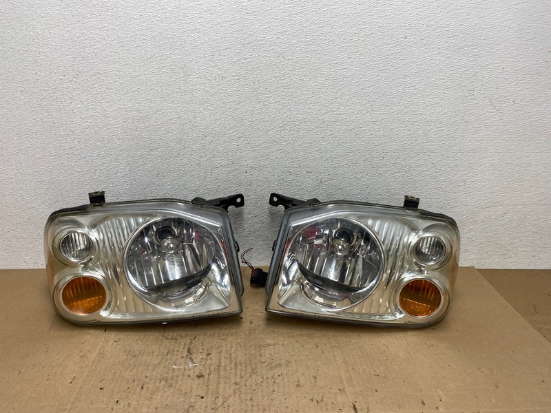 2001 to 2004 Nissan Frontier Left+Right Halogen Headlights Oem AE6473 DW