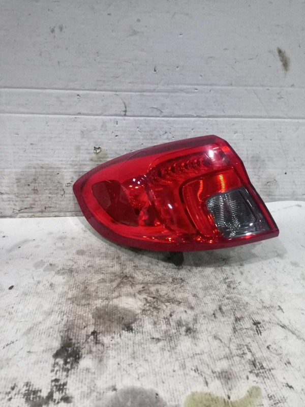 2016 Buick Envision Left Tail Light Assembly Silver 472766 Used 132K Miles