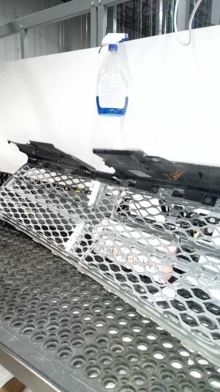 Used Upper Grille fits: 2017 Dodge Durango w/o horizontal rectangular opening bu