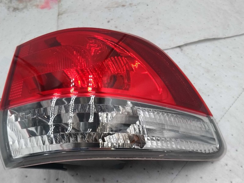 2013 Dodge Durango Right Tail Light Assembly White OEM 469480 Used 135K Miles