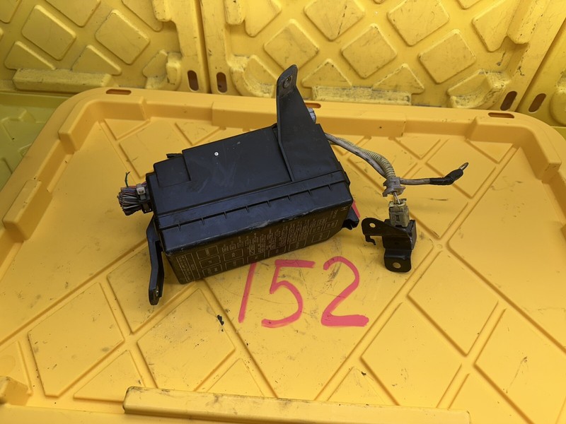 2001-2004 Toyota 4Runner3.4 Main Fuse Box / Relay7154-3245yb1 OEM