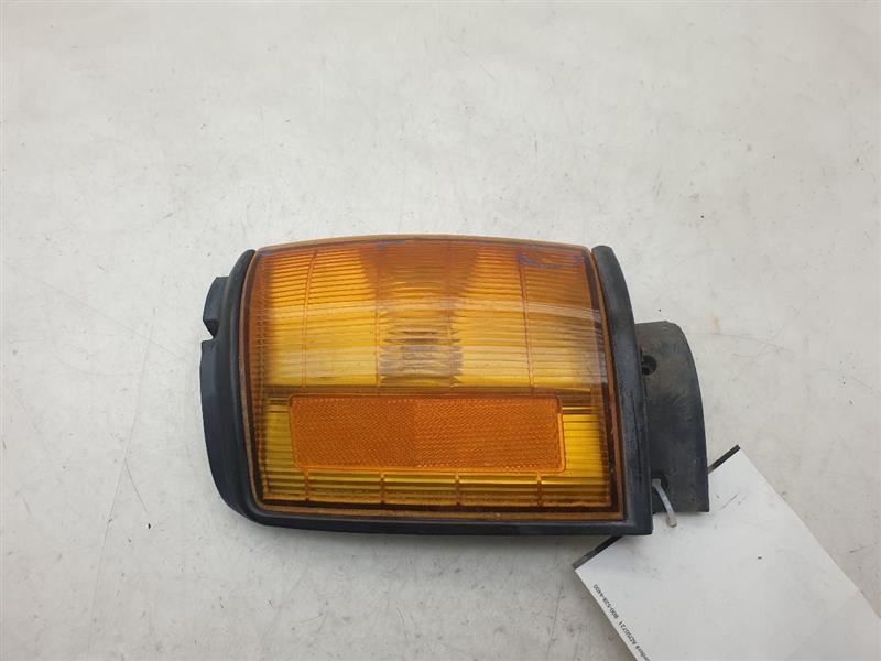 84-86 TOYOTA 4RUNNER PASSENGER SIDE FRONT CORNER TURN SIGNAL LAMP ASSEMBLY