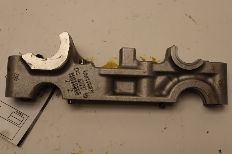 2008-2017 FREIGHTLINER CASCADIA 125 DD15 CAMSHAFT HOUSING BRACKET DC 47217 OEM