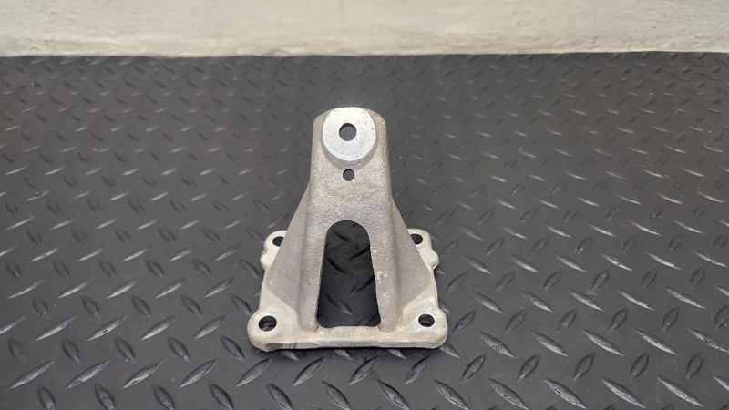 00-06 Lincoln LS 3.9L Right Passenger Engine Mount Bracket OEM XW4Z-6031-BA