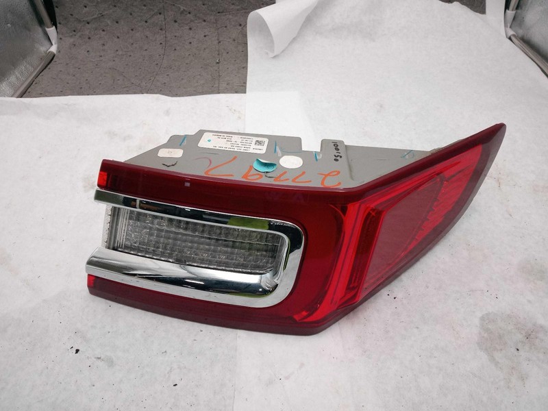 2017 Lincoln Continental Right Tail Light Assembly White OEM Used 60K Miles