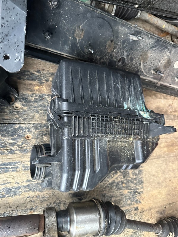 07-11 HYUNDAI ACCENT OEM AIRBOX AIR CLEANER INTAKE BOX ASSEMBLY