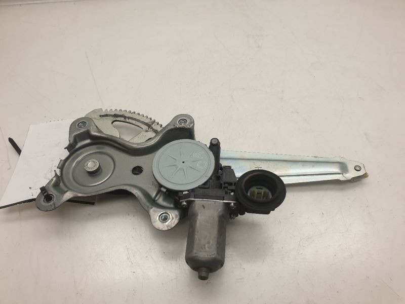 12-18 TOYOTA PRIUS C TWO DRIVER SIDE REAR DOOR WINDOW REGULATOR