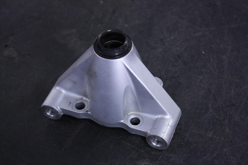 04 YAMAHA XVS 1100 V STAR DRIVE SHAFT HOUSING COVER GUARD XVS1100