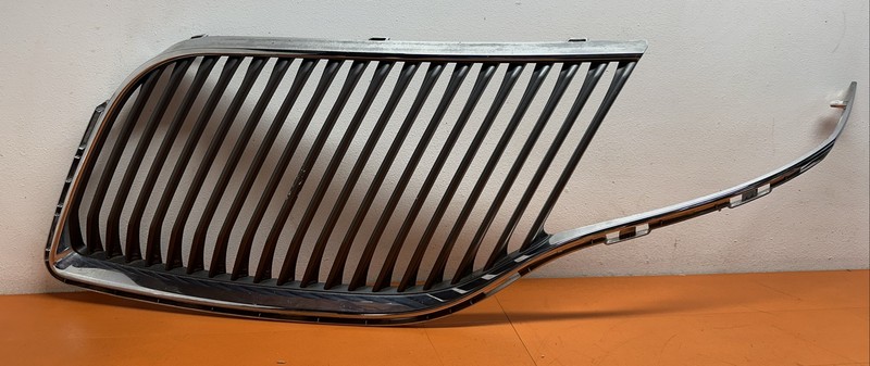 DE938151ACW | 13 - 2016 LINCOLN MKT GRAY CHROME FRONT UPPER LEFT DRIVER GRILLE