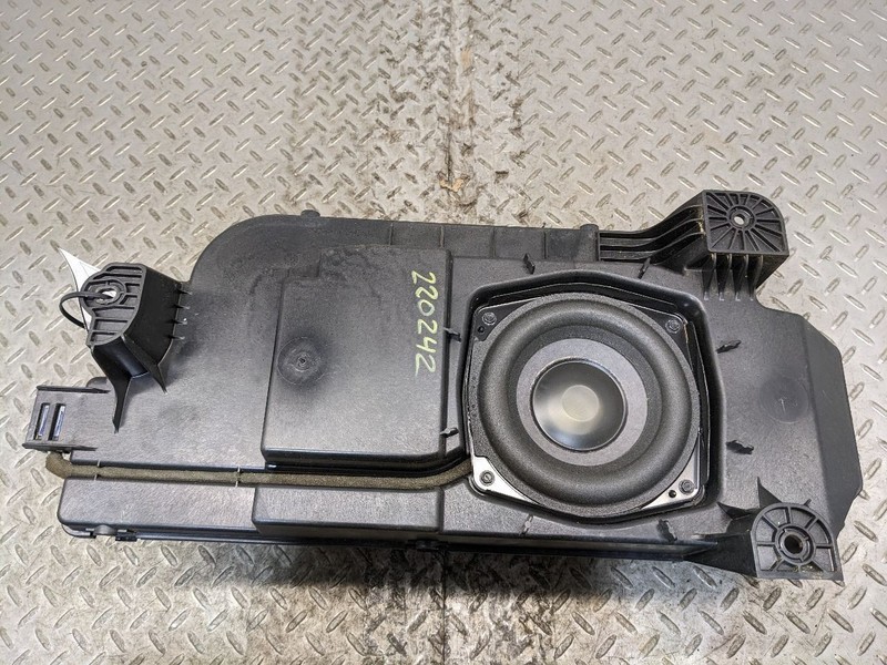 2015-2020 CHEVROLET SUBURBAN BOSE REAR SUBWOOFER BASS SPEAKER BOX ASSEMB 1183582