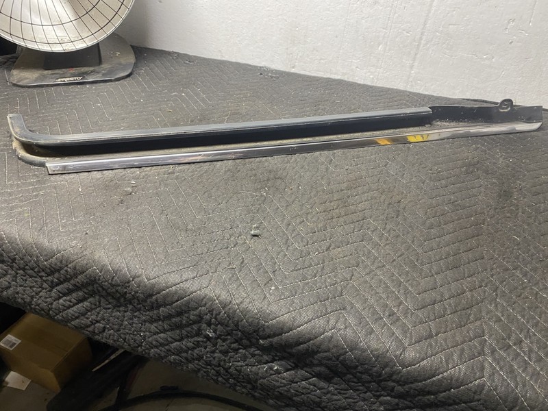 2012 CHRYSLER TOWN AND COUNTRY LEFT SIDE MIDDLE DOOR TRACK OEM