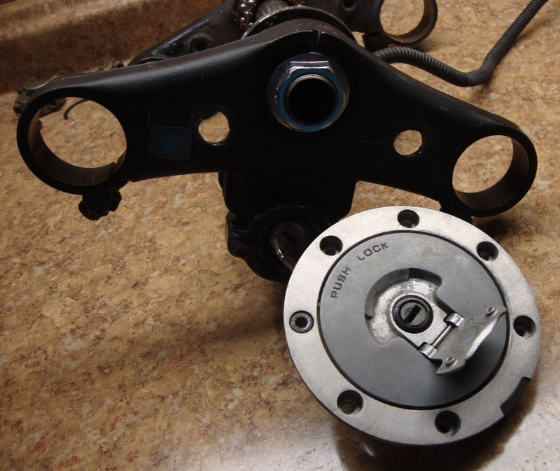 2002 Honda CBR600F4 CBR 600 F4 CBR600 Triple Tree Fork Clamp Gas Cap Key Lock L1