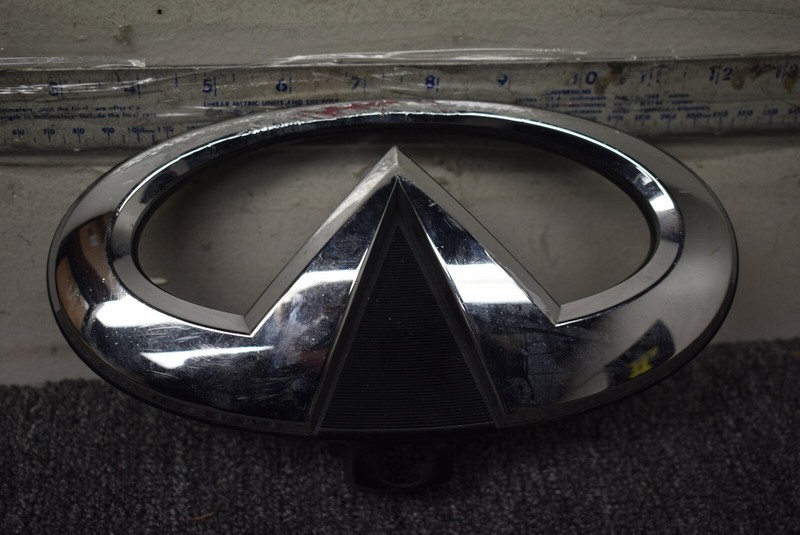 2014-2017 INFINITI QX70 FRONT EMBLEM WITH CAMMERA FACTORY OEM