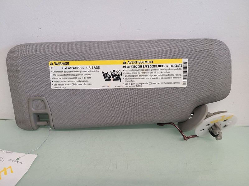 Passenger Right Sun Visor With Illuminated Fits 16-25 MALIBU 588194