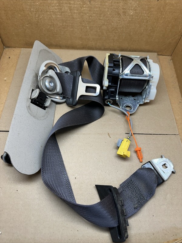 2011-2013 Escalade Silverado Tahoe Front Left Driver Seatbelt Retractor Black
