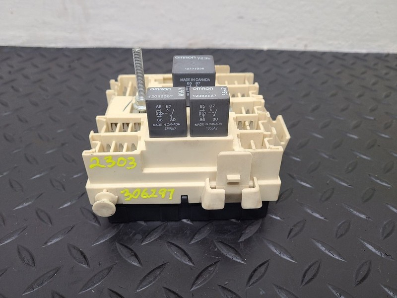 00-02 GMC Sierra Dash Fuse Relay Box Cabin OEM 15770997