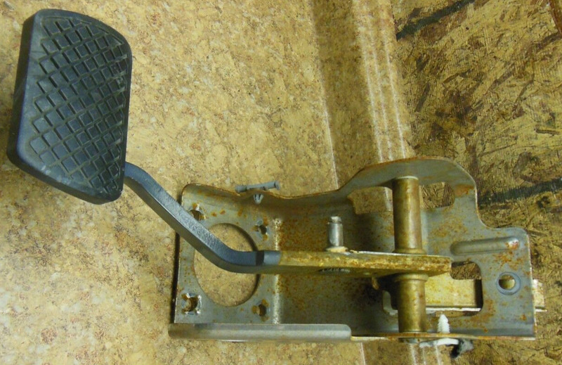 2005 Saturn Ion Level Brake Control Foot Pedal Housing Mount Bracket 2004 2006
