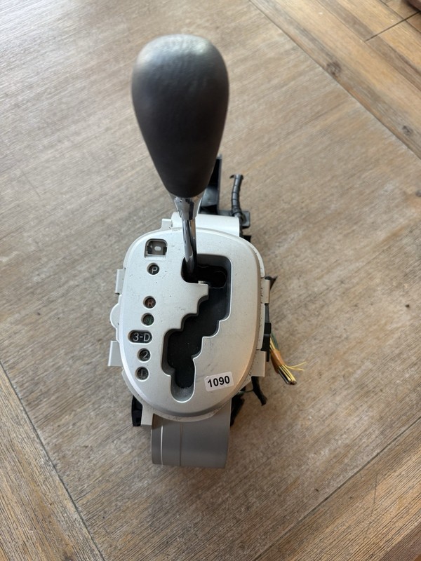 2008 Toyota Yaris Gear Shift Automatic A/T Shifter Selector Assembly