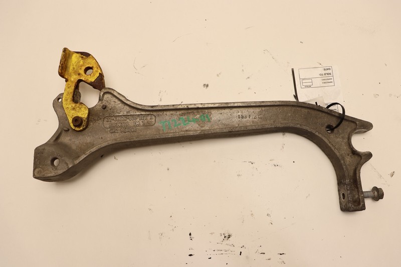 2018-2024 FREIGHTLINER CASCADIA 126 SKIRT BRACKET MOUNT SUPPORT R2268676000 OEM