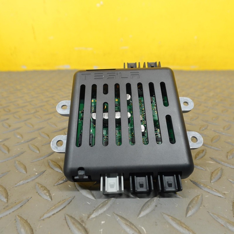 2016-2020 TESLA MODEL X WI-FI USB CONTROL MODULE UNIT ASSEMBLY 1042829-00-F