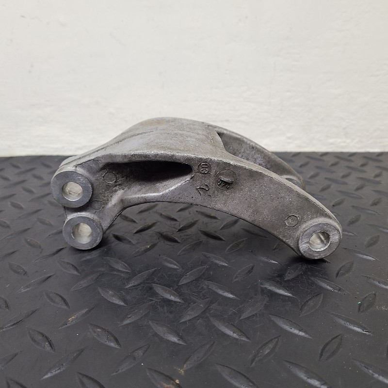 05-06 Chevrolet Equinox Rear Axle Differential Mount Bracket OEM 22713656