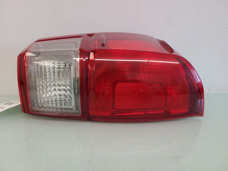 Driver Tail Light Without Bezel Trim Smoked Lens Sport Fits 16-17 TACOMA 587626