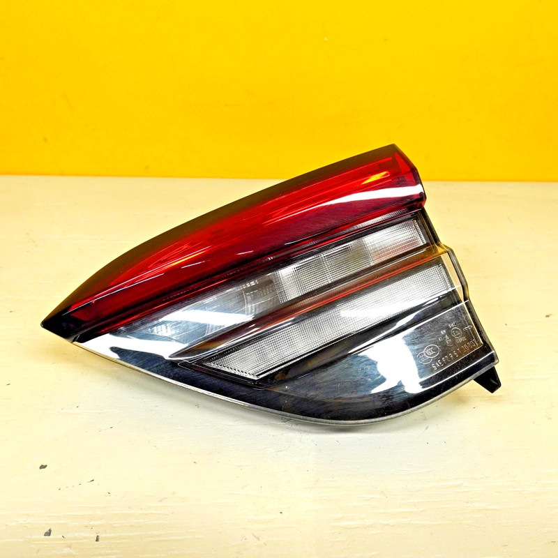 2020-2024 MASERATI LEVANTE REAR RIGHT TRUNK LID GATE TAIL LIGHT LAMP 06701551020