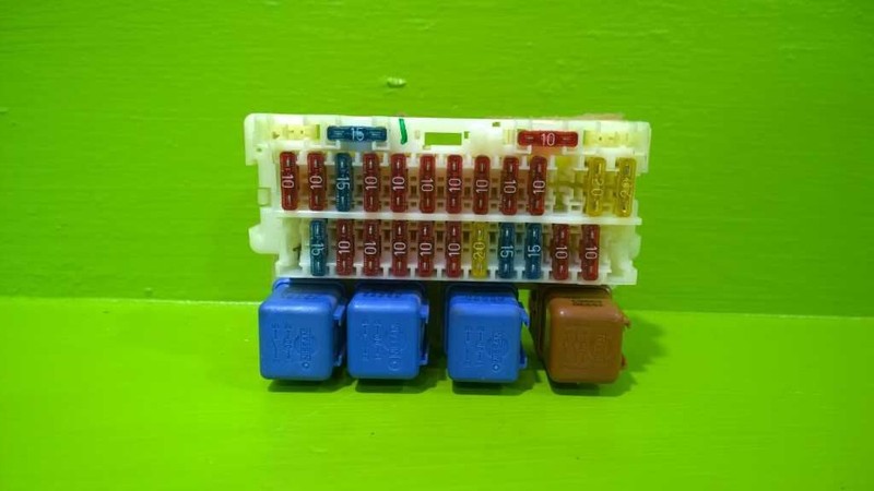 89 90 91 92 93 94 NISSAN MAXIMA FUSE RELAY BOX OEM 2753-68