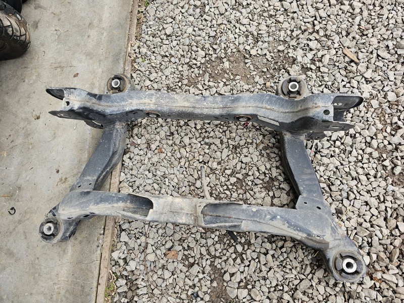 2014-2018 AWDJEEP CHEROKEEREAR SUBFRAME CROSSMEMBER FRAMECRADLE USED OEM