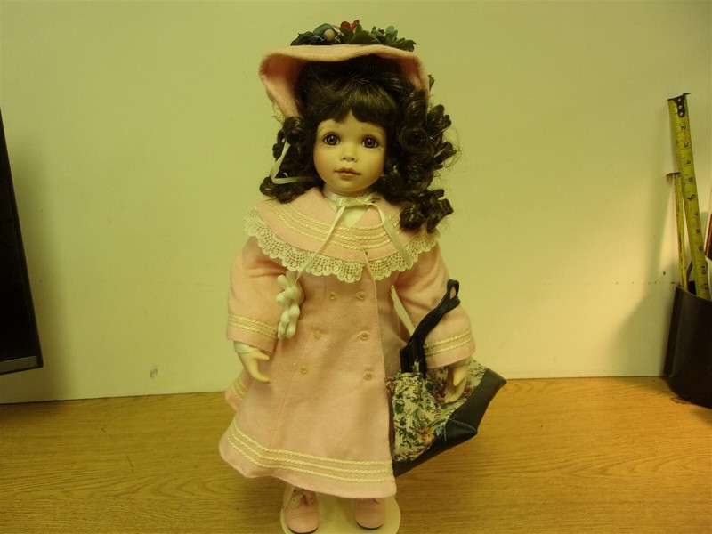 Ashton Drake Metropolitian Moments Virginia E Turner 19" Porcelain Doll w/ Stand