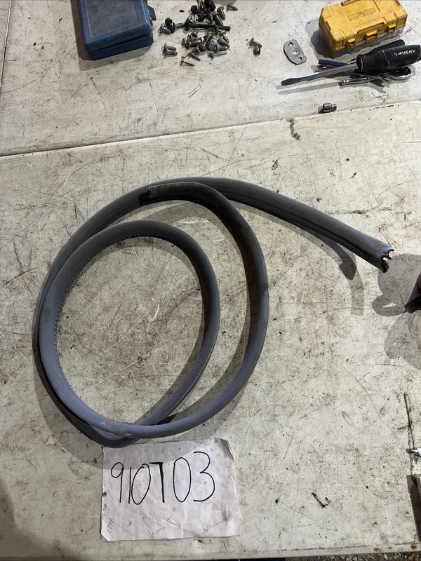 96-02 MERCEDES-BENZ E320 FRONT RIGHT DOOR SEAL RUBBER WEATHERSTRIP BODY EDGE