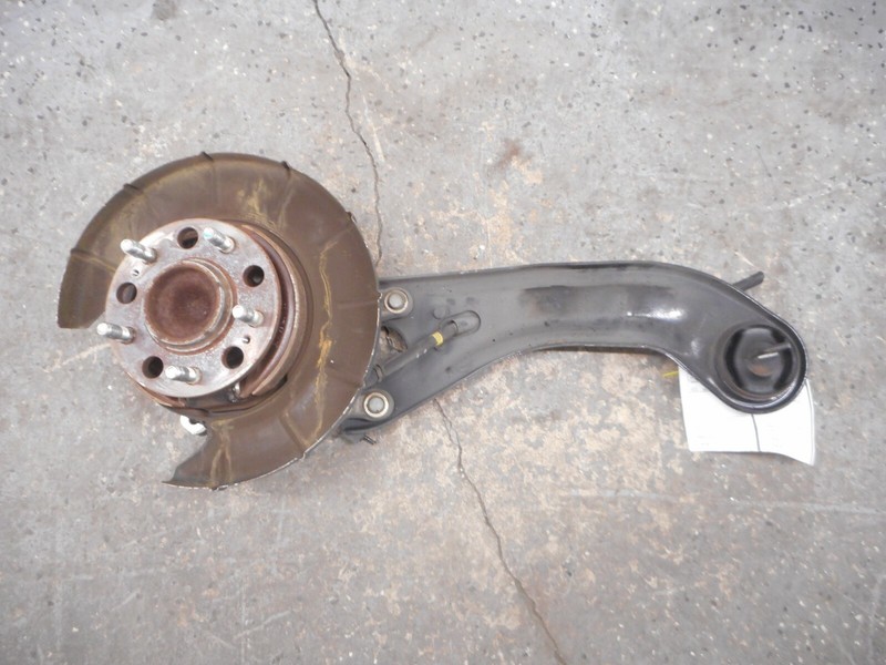 14-16 Kia Cadenza Rear Driver Left Spindle Knuckle Hub W/ Trailing Arm OEM