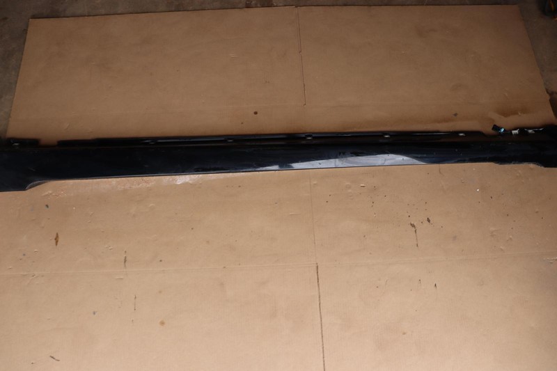 2015-2016 HYUNDAI GENESIS SEDAN LEFT DRIVER SIDE ROCKER MOLDING PANEL BLACK OEM