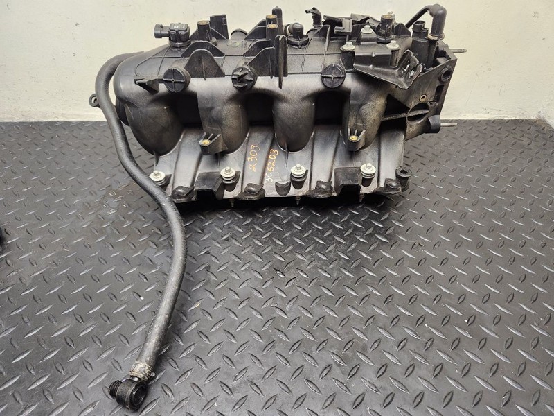 99-02 GMC Sierra 1500 5.3L Engine Air Intake Manifold W/O EGR OEM 17113697