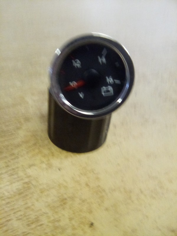 International LT 3768424C1 Voltmeter Gauge