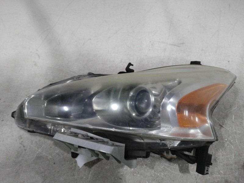 Used Turn Signal / Parking Light Assembly fits: 2015 Nissan Altima Park Lamp-Tur