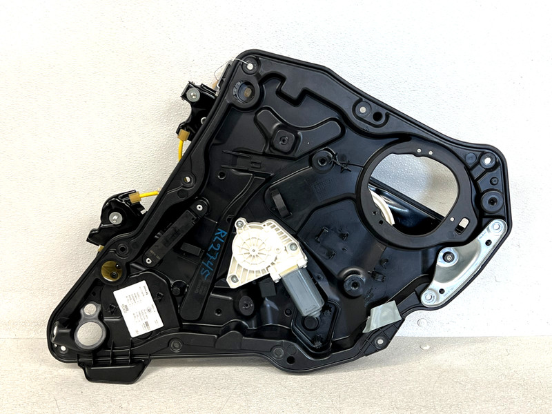 ⭐14-19 MERCEDES-BENZ CLA250 REAR LEFT DOOR WINDOW REGULATOR/CARRIER OEM LOT2745