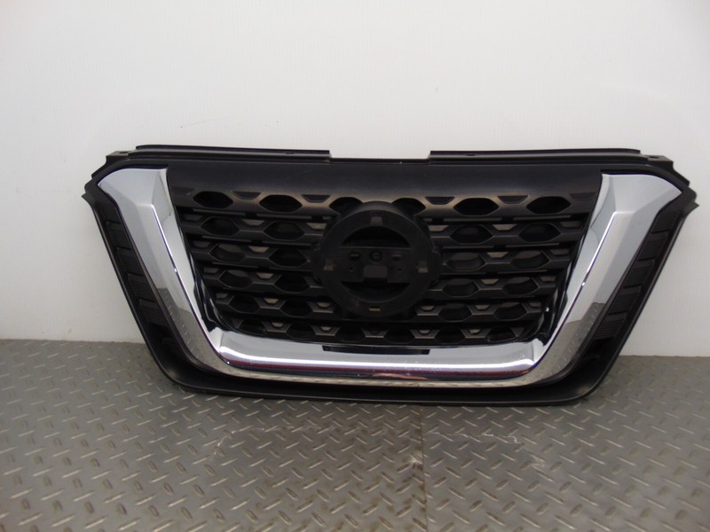 18-20 Nissan Kicks Front Upper Center Grille w/ EmblemOEM Broken Tabs