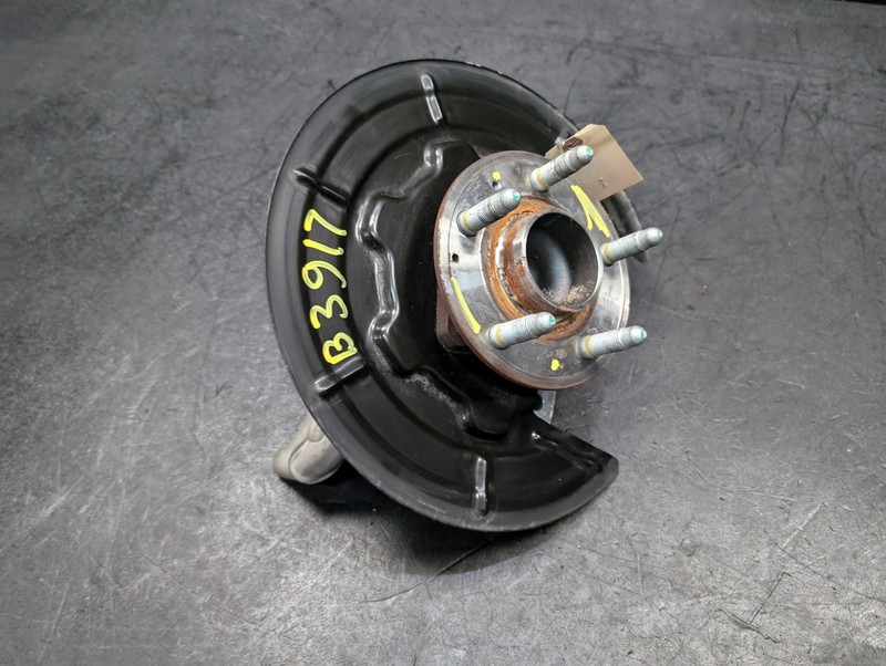 Rear Right Suspension Knuckle w/ Hub 2022 Buick Envision 84196219 2021 2023