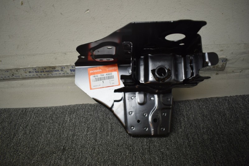 2016-2018 ACURA RDX FRONT SUB FRAME SUPPORT BRACKET FACTORY OEM