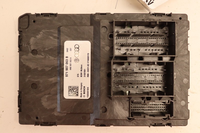 2017-2018 PORSCHE PANAMERA BCM BODY COMPUTER CONTROL MODULE OEM