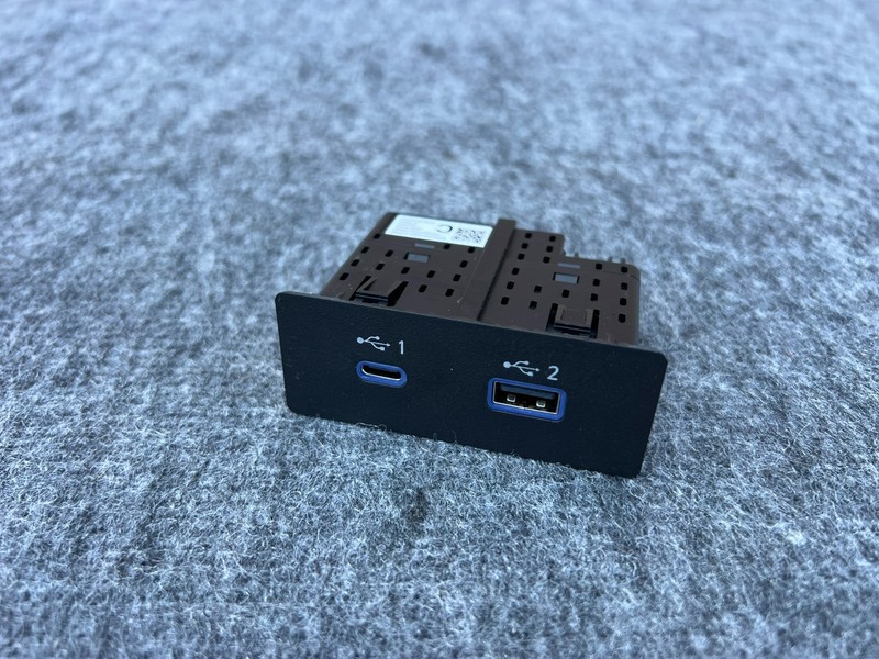INFINITI QX60 2022-2026 OEM CENTER CONSOLE DUAL USB USB-C PORT UNIT 284H3-6RA2A