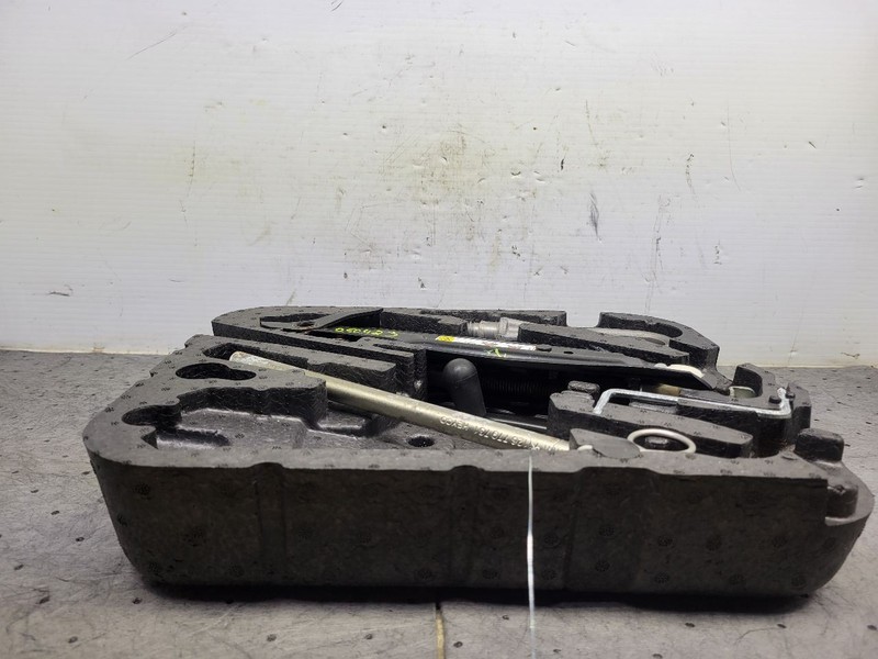 MINI COOPER 2012 Jack and Tool Kit 1704651