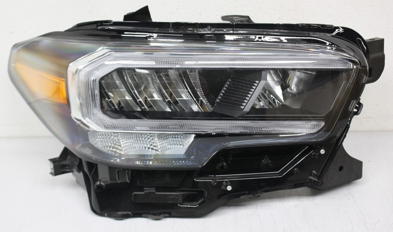 OEM Toyota Tacoma Right Passenger Side Headlamp 81110-04290 Missing Tab