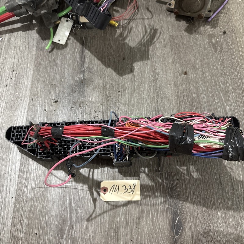 INTERNATIONAL FUSE / RELAY BLOCK - P/N: C1040069